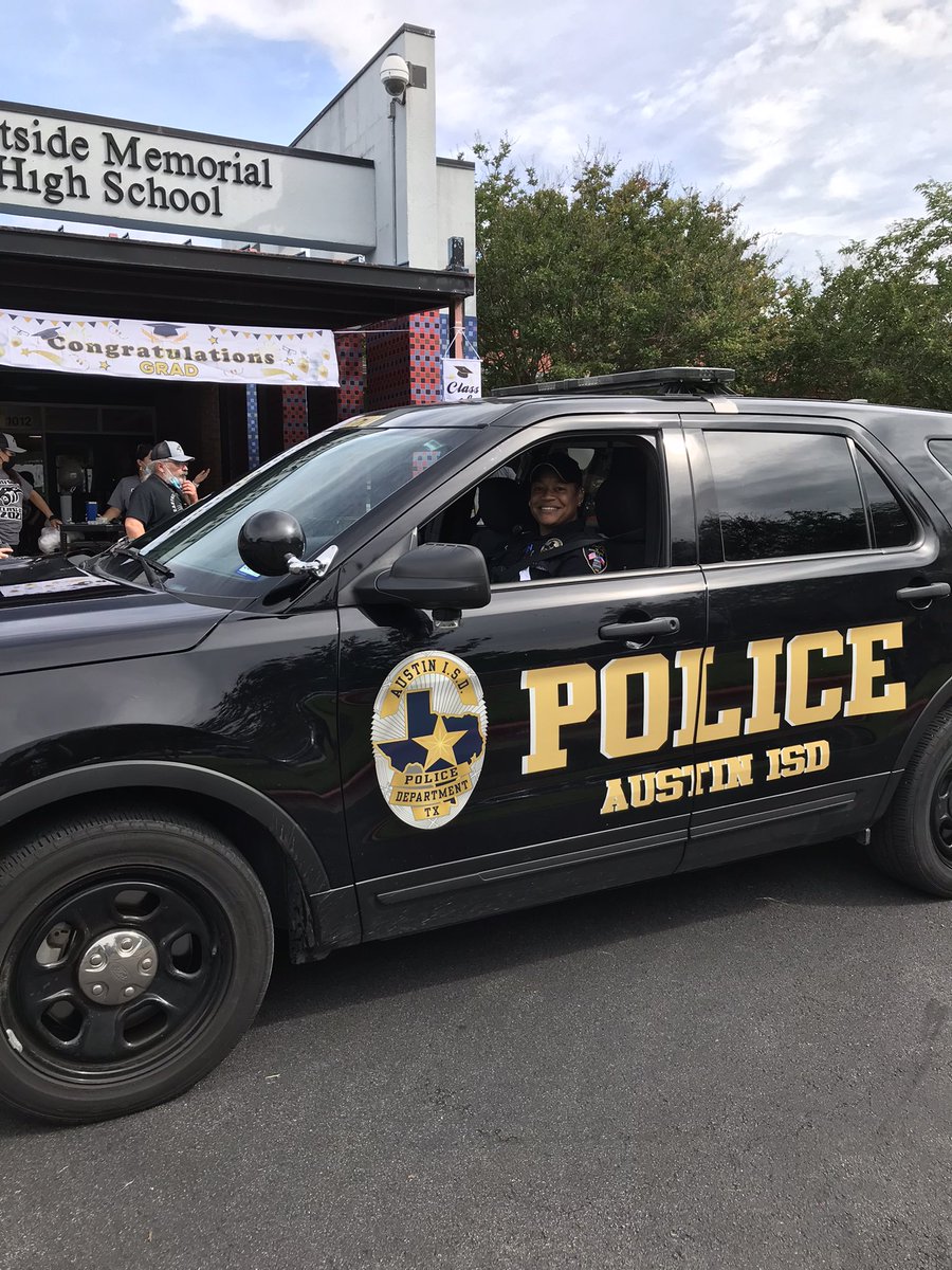 EMVT_STEM's tweet photo. #PawsUp to our class of 2021 @EastsideECHS Panther Graduates!!! We are ready to celebrate your hard work and success during today’s Senior Parade. @AustinISD @EMHSPrincipal https://t.co/o7B9vJOHIr