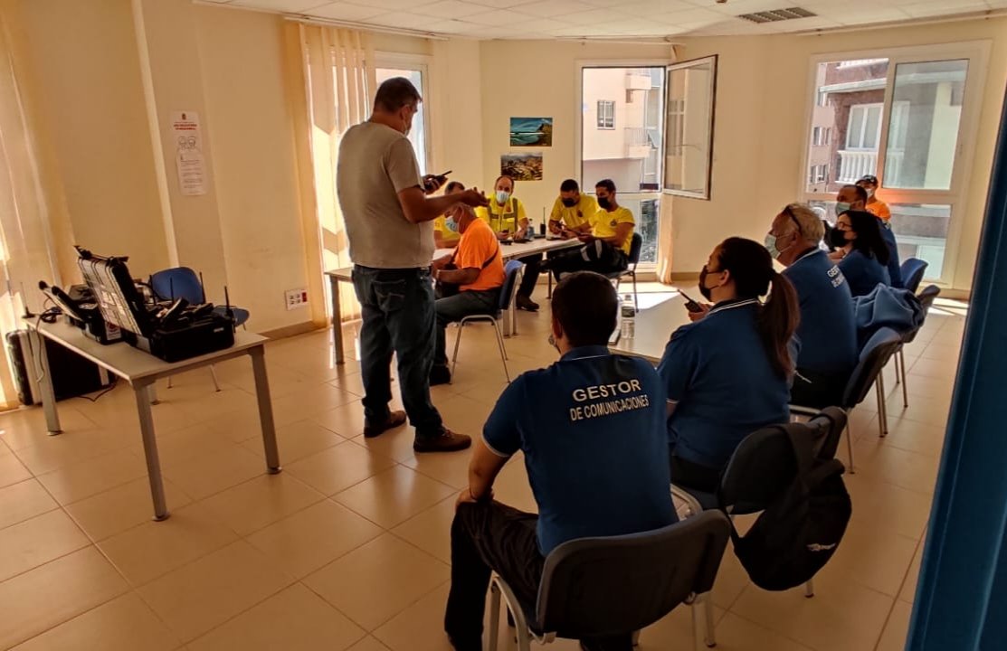 PC_LAGOMERA's tweet photo. La formación, nuestro segundo pilar.j
Este fin de semana hemos participado, junto a personal del #CECOPIN y de AEA, en el curso de "Lenguaje en Radiocomunicaciones para Servicios de Emergencia", impartido por la #DGSE @AdmPcasGobcan colaborando @CabildoLaGomera y @Ayto_SS_Gomera. https://t.co/RQnSqWEHgJ