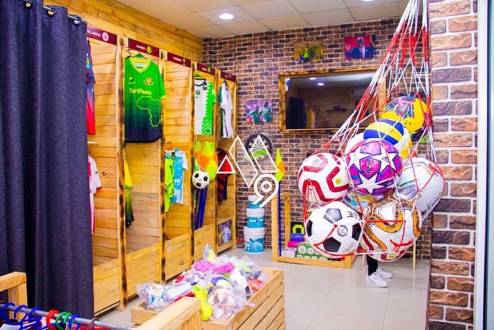 mshambuliaji's tweet photo. M9 SPORTS STORE.
.
Napenda kuwajulisha wadau wote wa michezo ambao wamekua wakiunga mkono harakati za kuisogeza mbele sekta ya michezo kuwa Duka letu la #m9sportsstore la #DarFreeMarket Kinondoni linatoa huduma ya kuuza bidhaa za michezo kwa Bei ya Jumla. Tuambie idadi yoyote https://t.co/d3UZc860GZ