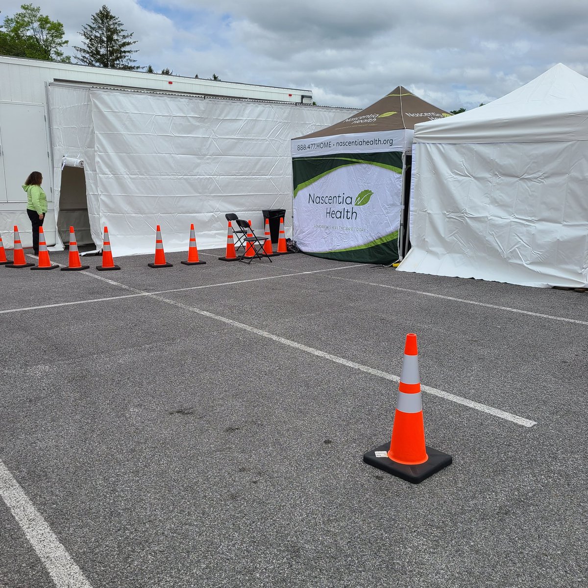 JessicaCainNews's tweet photo. Wonderful nurses from @NascentiaHealth are ready to give out #COVID19 vaccines at Green Lakes State Park!  Just show up to get your shot @WRVOnews https://t.co/0IBcXluWkd