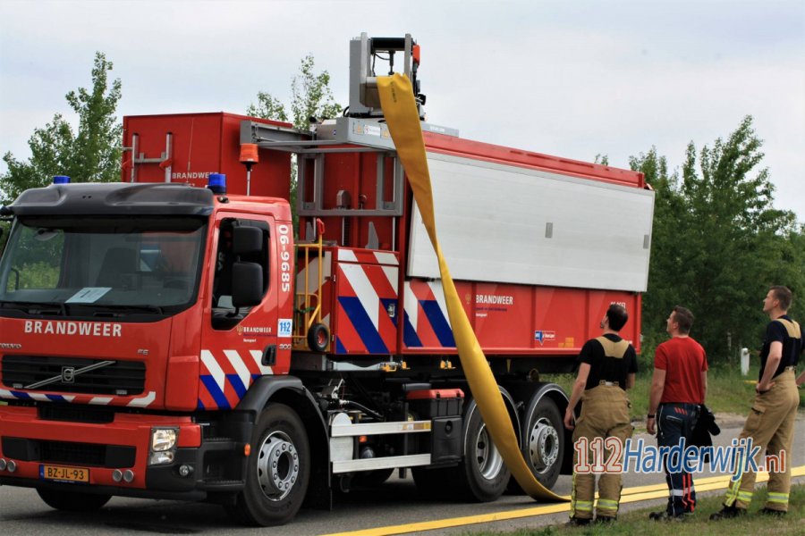 Brandweer oefent met nieuwe slangenwagen in #Harderwijk. 112Harderwijk.