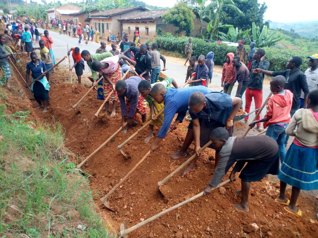CommuneBukeye's tweet photo. Ibikorwa rusangi vy'uno wa Gatandatu 29/05/2021vyatunganijwe mu mitumba yose igize @CommuneBukeye.
Musitanteri akaba yakoreye i Nyarucamo Umuhanuzi ajejwe iterambere nawe akaba yakoreye ku mutumba wa Rweteto
@MuramvyaProv 
@MininterInfosBi https://t.co/01FVlN3meO