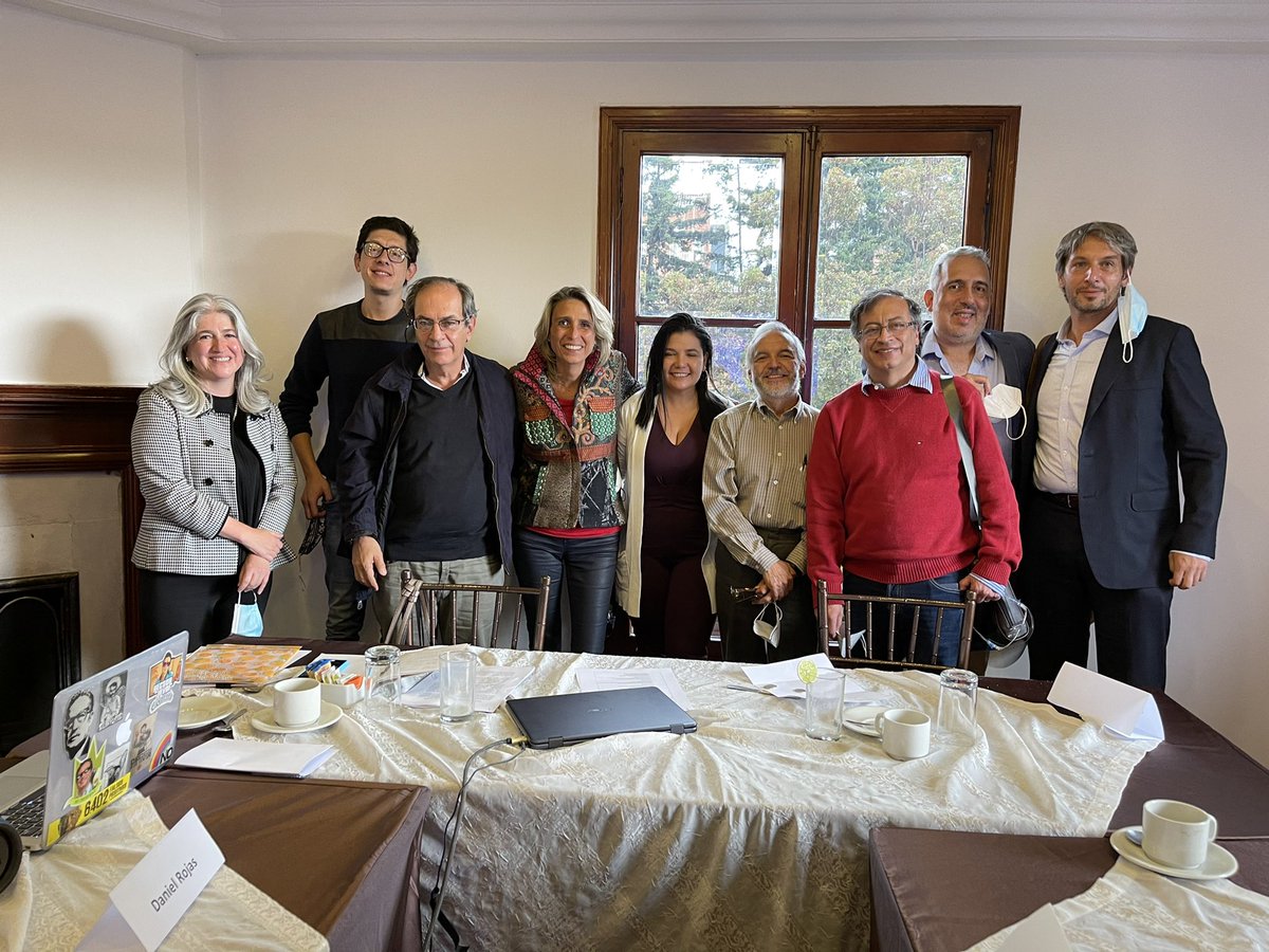 petrogustavo's tweet image. Ayer estuvimos construyendo el equipo de política económica del próximo gobierno.