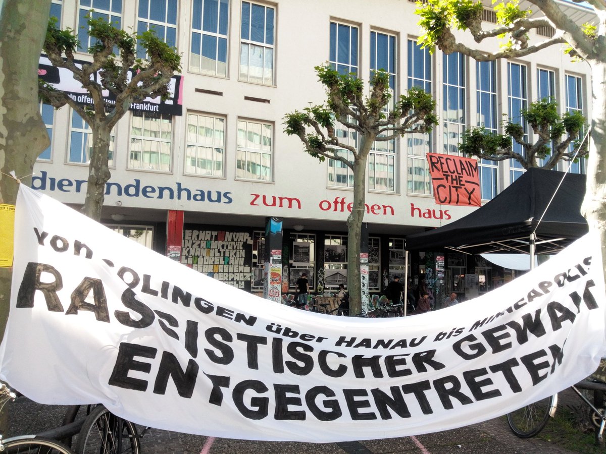 anarchie_ffm's tweet photo. Demo endet am @OffenesHaus mit Reden von @projectshelter_, #KeinSchlussstrich u.a.
Parlamente, #Polizei, Nachbarschaften weltweit - rechte Ansichten ziehen sich durch. Für die freie Gesellschaft gilt: bei uns selbst und vor der Haustür ansetzen. #Polizeiproblem #BlackLivesMatter https://t.co/oD0EKp41Zx