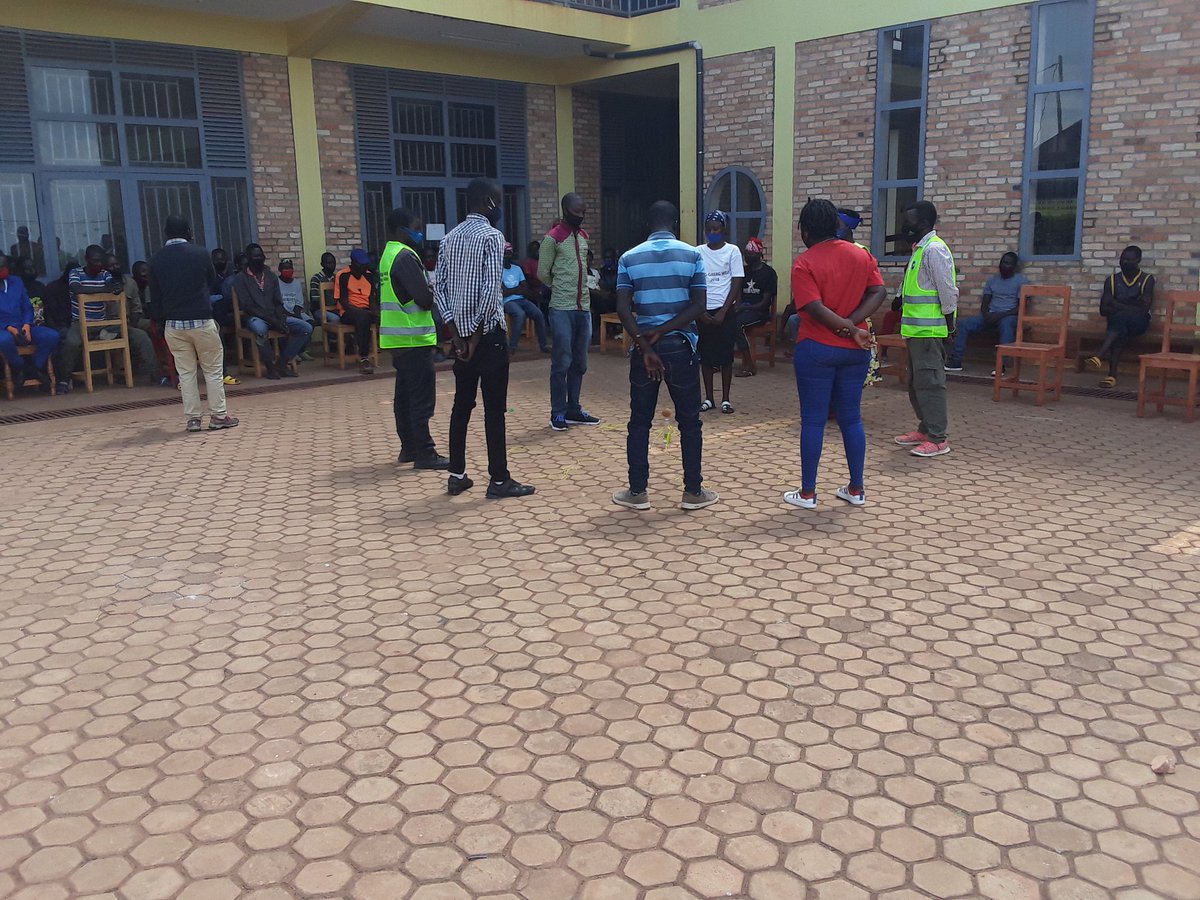 INDEMYAMIHIGOS1's tweet photo. Save kuri uyu wa gatandatu tariki ya 29/5/2021 habaye igikorwa cyo gusoza urugerero rw'Indahangarwa.
Intore z'indahangarwa zakoze imikorongiro itandukanye harimo no gusigasira igisenge ndetse n'umukino njyarugamba wa karate.
Ikigikorwa cyitabiriwe n'umutahira w'intore mu karere. https://t.co/lodkc3sCUM