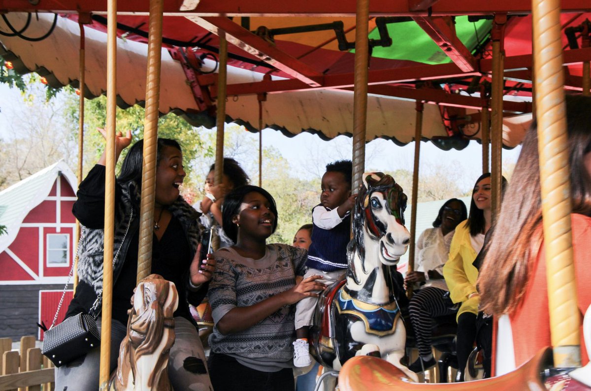 SantasVillageIL's tweet image. We've finally made it around to the weekend. 🙌
Will you be joining us for some fun in the sun? 🎢
➡ bit.ly/2Wih20g

#IllinoisAttractions #IllinoisFamily #SantasVillageIL #FamilyFun