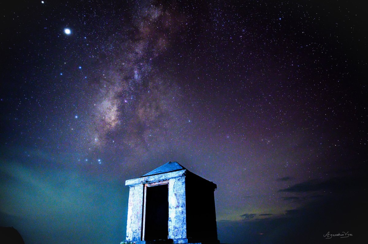 agnee_cool's tweet photo. Memory from a wonderful night atop #Sahler -second highest hill of Maharashtra. Clouds were moving around, making it difficult to get a photograph of #galaxy. But a window of opportunity came at night and I was able to capture this with #temple in foreground. #Astrophotography https://t.co/ATmFVM3hds