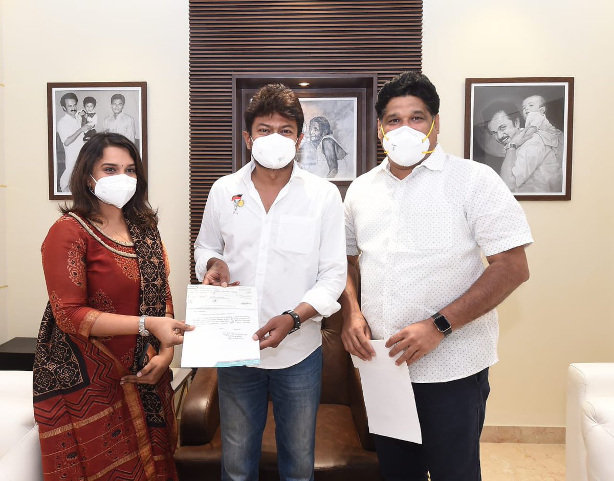 gauthamponmudy's tweet photo. கழக இளைஞர் அணிச் செயலாளர் @Udhaystalin அவர்களிடம் முதலமைச்சர் பொது நிவாரண நிதிக்கு , விழுப்புரம் தளபதி நற்பணி மன்றம் சார்பில் ரூ.5 இலட்சத்திற்கான நிதியை வழங்கினேன். மேலும் ப்ளூம் மருத்துவமனை சார்பில் டாக்டர்.கவிதா கௌதம் ரூ.10 இலட்சத்தை நிதியாக வழங்கினார்.@mkstalin @KPonmudiMLA https://t.co/pRST4xt59r