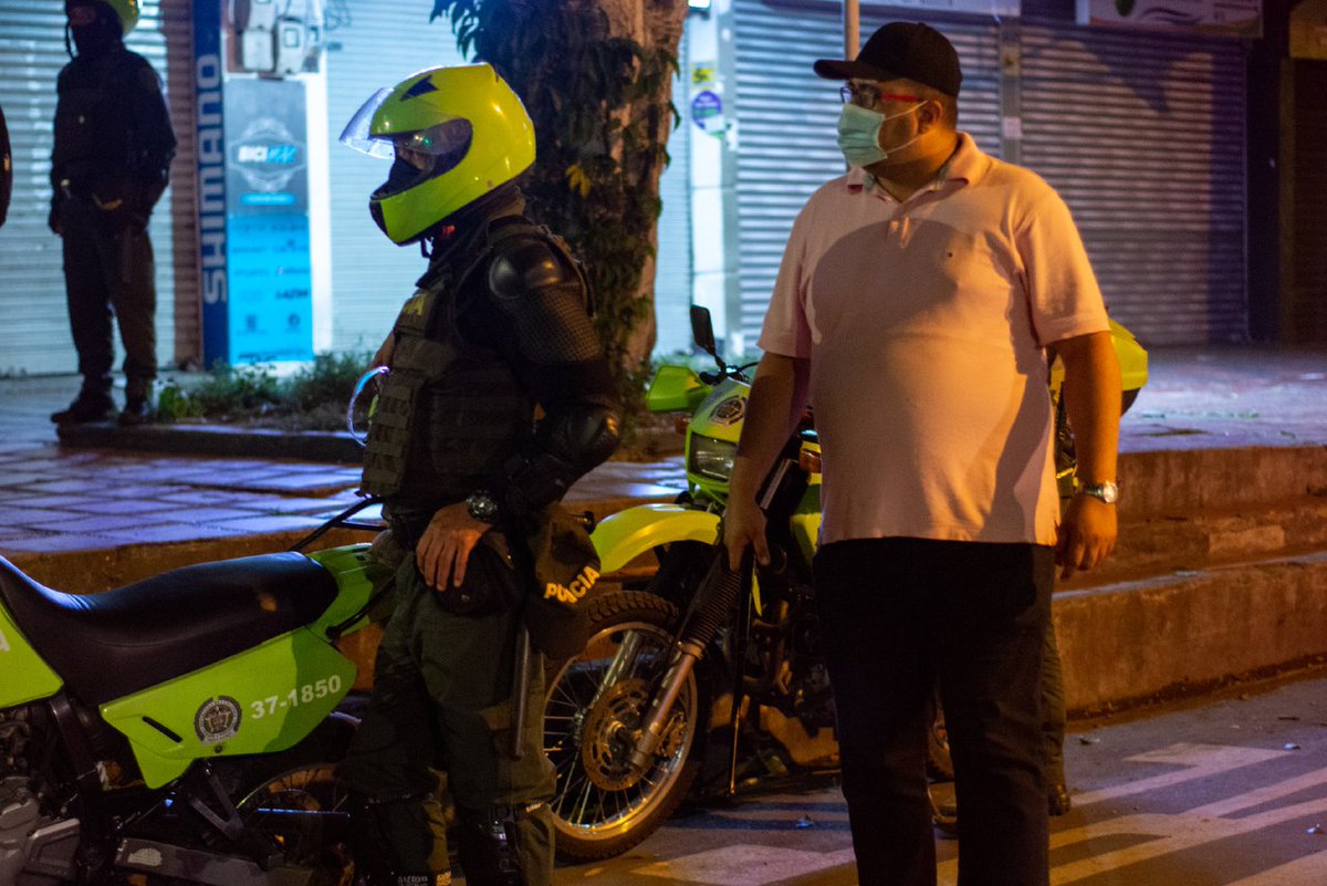 Hernan_MurielP's tweet photo. Un hombre vestido de civil sale del Centro Comercial El Diamante, en Medellín, y le dispara a la manifestación. Nosotros estábamos presentes como prensa. Este señor de gorra y camiseta rosada, fue protegido por la Policía, y agredió a las personas con su complicidad. HILO https://t.co/xeKJnfDW3X
