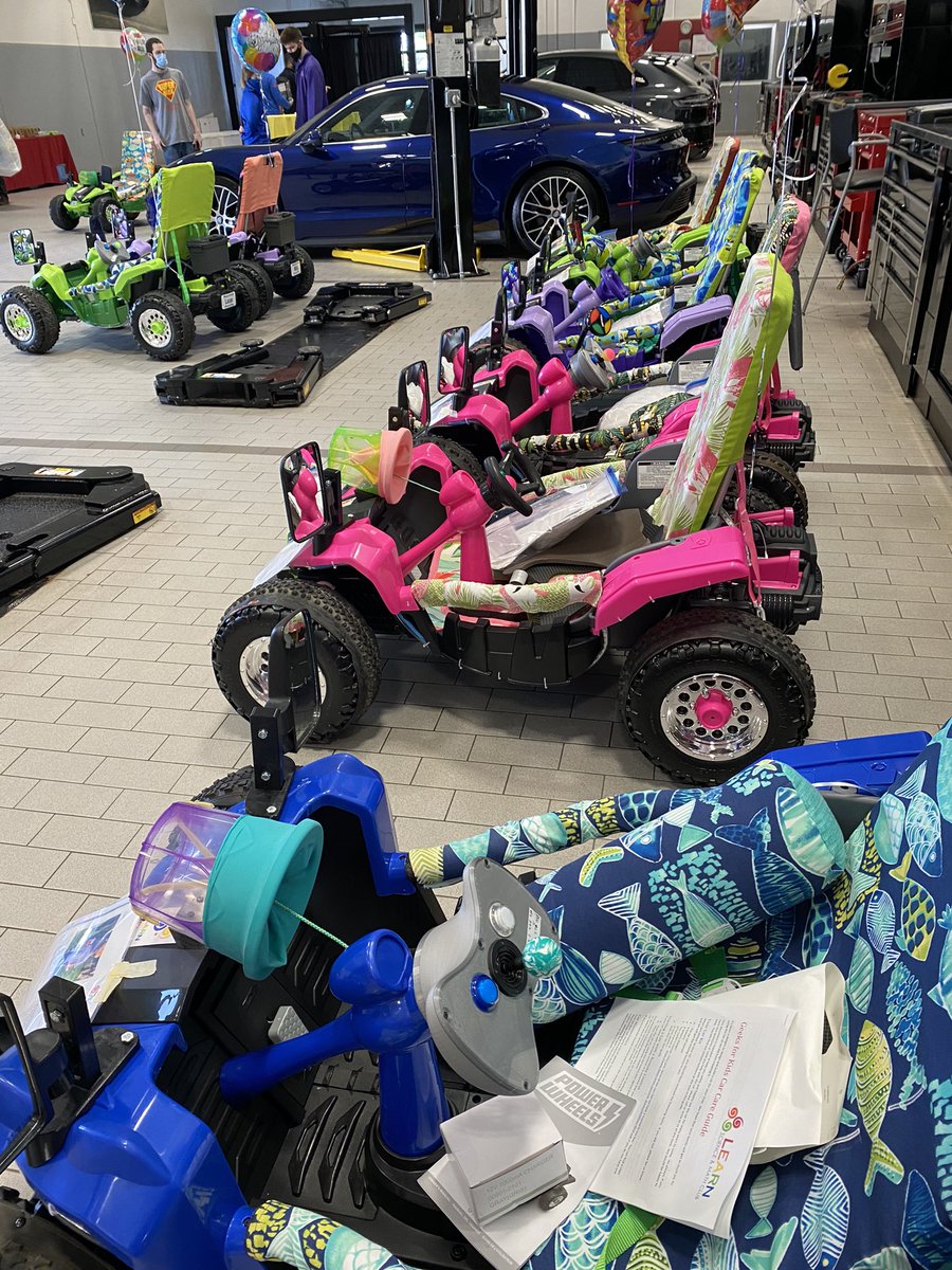 Preparing for Geeks for Kids delivery day hosted by <a href="/AristocratKC/">Aristocrat Motors</a> ! 20 kids will get the #power2play today thanks to <a href="/LEARNstem/">LEARN Sci&Math Club</a> !