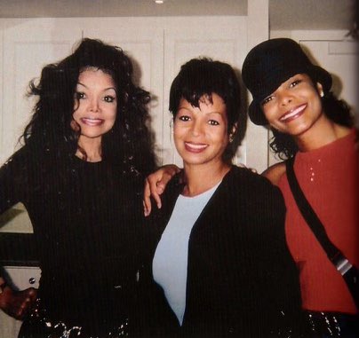 Sending luv to my two beautiful sisters. I luv u both so much 😘😘