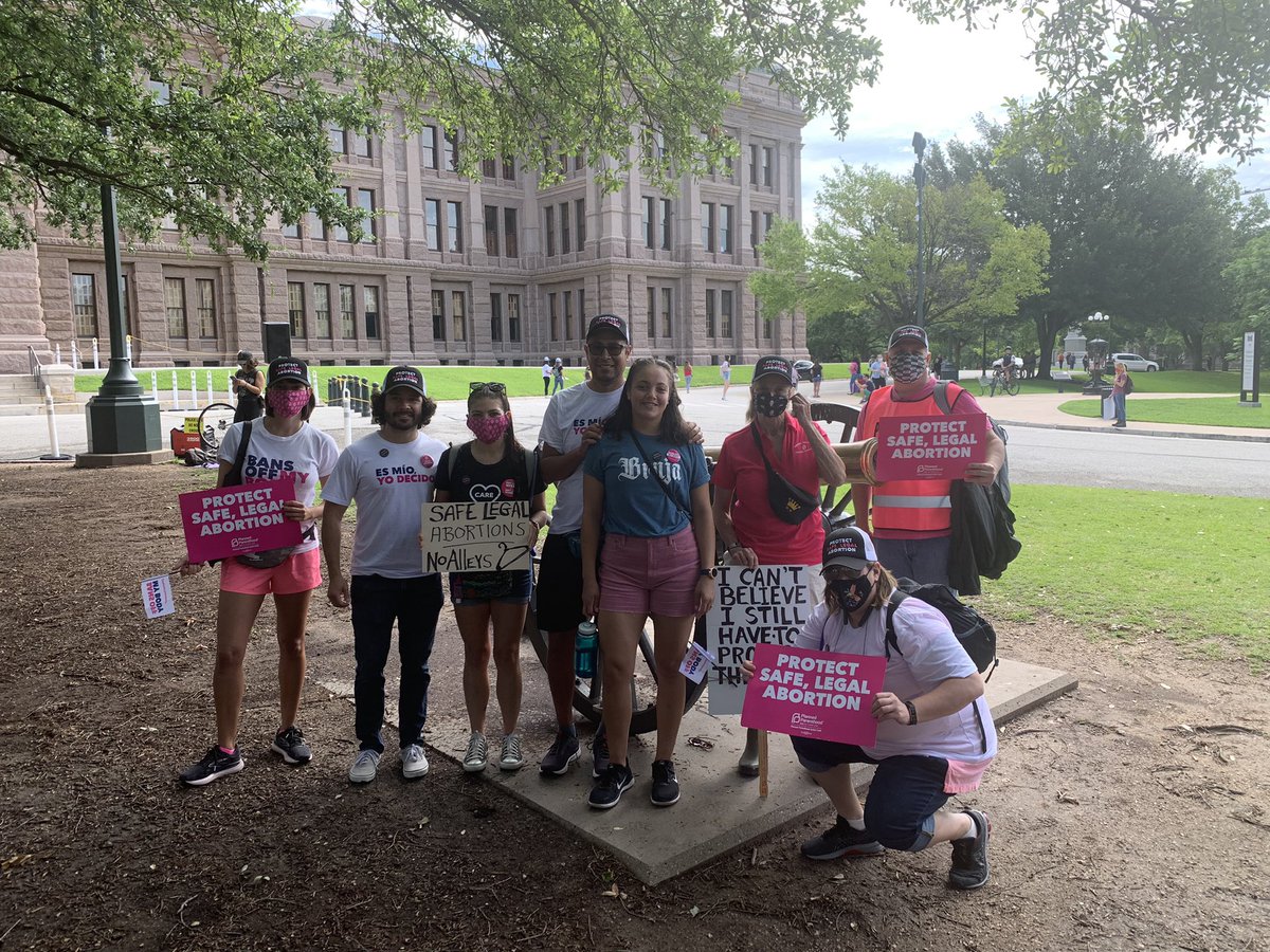 PPsouthtexas's tweet photo. We’re here @txcapitol standing up for abortion access! #SB8 is unconstitutional and a blatant attack on bodily autonomy. People deserve the right to make their own decisions about pregnancy. #fightbacktexas https://t.co/BIUbn7ooQG