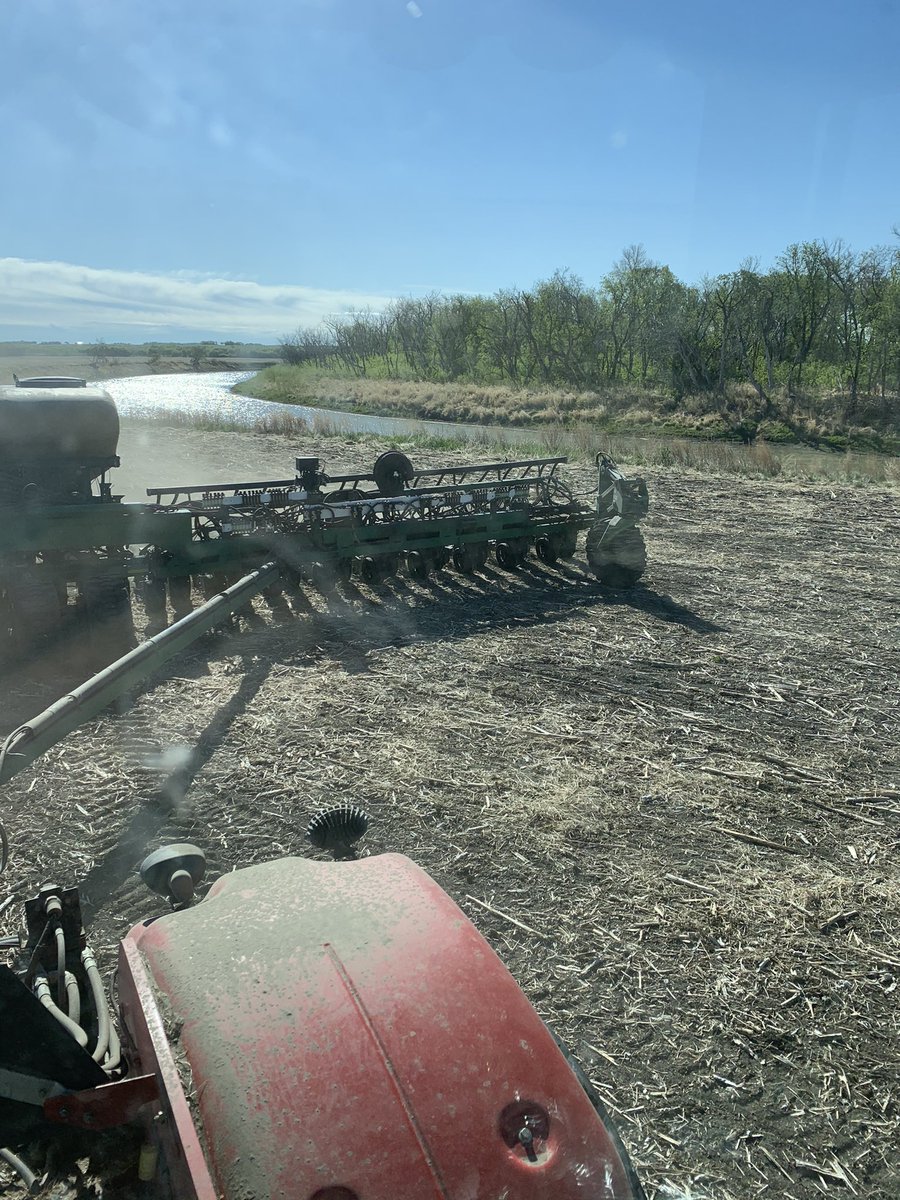 darbyhockey1979's tweet photo. Living in a tractor down by the river. #itslow. #longwaydown https://t.co/BEXoiandbM