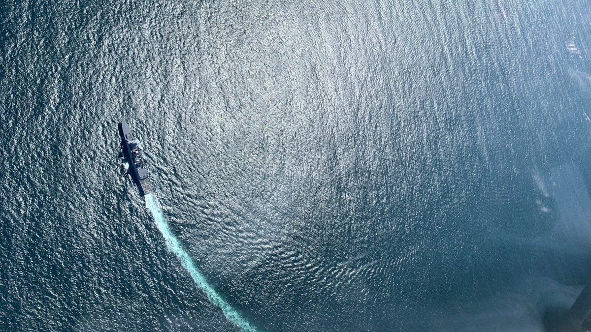 STRIKFORNATO's tweet image. Amazing aerial footage📷from @RoyalNavy 🇬🇧 736 NAS Hawk tracking @MarineNationale 🇫🇷 FS Forbin (D620) during #AtSeaDemo #FormidableShield 2021.
This exercise is the perfect opportunity to showcase interoperability and coherence within the participating nations.
#WeAreNATO