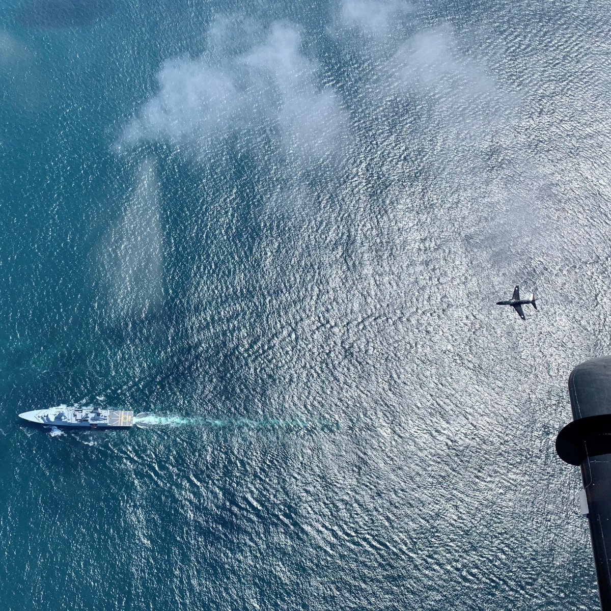 STRIKFORNATO's tweet image. Amazing aerial footage📷from @RoyalNavy 🇬🇧 736 NAS Hawk tracking @MarineNationale 🇫🇷 FS Forbin (D620) during #AtSeaDemo #FormidableShield 2021.
This exercise is the perfect opportunity to showcase interoperability and coherence within the participating nations.
#WeAreNATO
