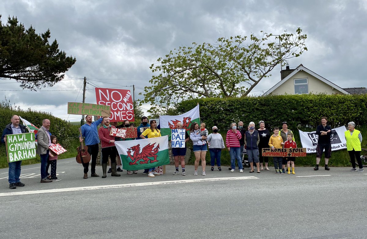 AlunFonRoberts's tweet photo. Rali @IHawl ym Mhen Llŷn heddiw i dynnu sylw at yr argyfwng ail gartrefi a phrisiau tai lleol sy’n ei gwneud yn amhosib i bobl ifanc fforddio tŷ ym mro eu mebyd. #AilGartrefi #PenLlŷn 🏡🏴 https://t.co/T6CeAtMVwQ