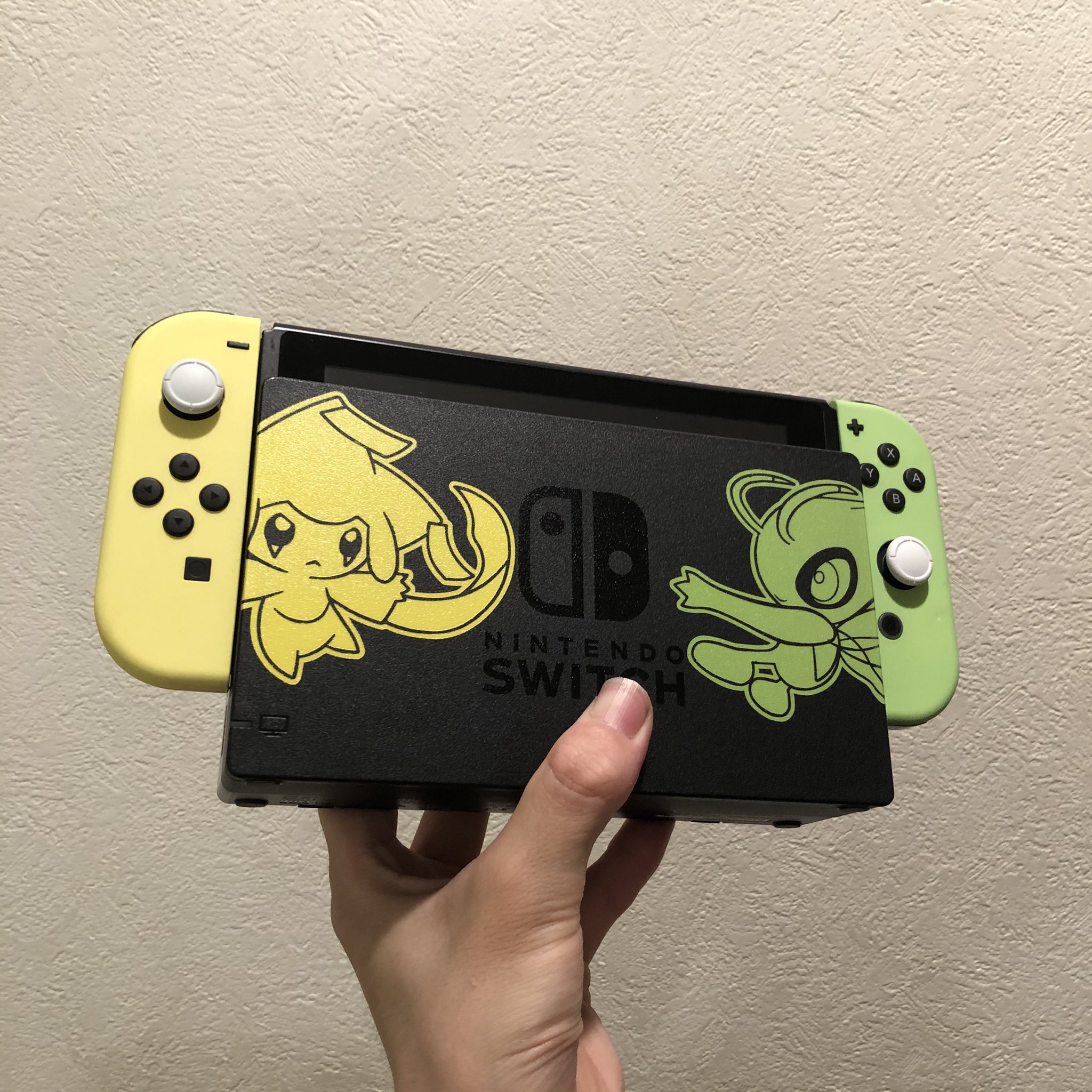 تويتر めらるば على تويتر Switchの塗装ようやく終わった ピカブイ限定版風のジラーチ セレビィエディションです ドック Joy Con 背面を塗装してスティックを白に交換しました T Co Alj21hsdo4