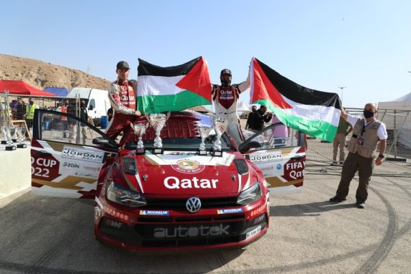 NadeebQa's tweet photo. 📸😍 | بطلنا العالمي ناصر بن صالح العطية 🇶🇦 يرفع علميْ #فلسطين 🇵🇸 والأردن 🇯🇴 بعد فوزه بالمركز الأول في رالي #الأردن - الجولة الثانية من بطولة الشرق الأوسط للراليات 🏁

عوايـد يا بو شعيـل! 🇶🇦👏🏻
@AlAttiyahN 
#نديب_قطر https://t.co/o4TzjmIUXV