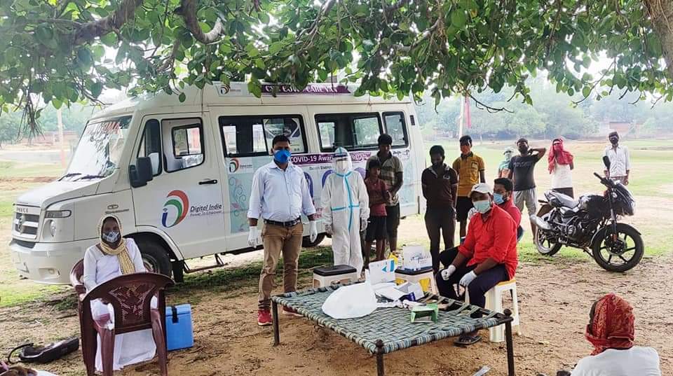 csc_kiran's tweet photo. "कोरोना महामारी को मात देने के लिए @CSCegov_ Covid Care वैन आज बिरनी के सुइयाडीह गाँव पहुँच कर ग्रमीणों का Covid Test किया गया साथ  ऑक्सीजन लेवल जांच के अलावे वैक्सीनेशन प्रेरित किया गया @dintya15 @BannaGupta76 @NHM_JHARKHAND @GiridihDc 
#CSCfightCovid https://t.co/2NRSWYUwSs