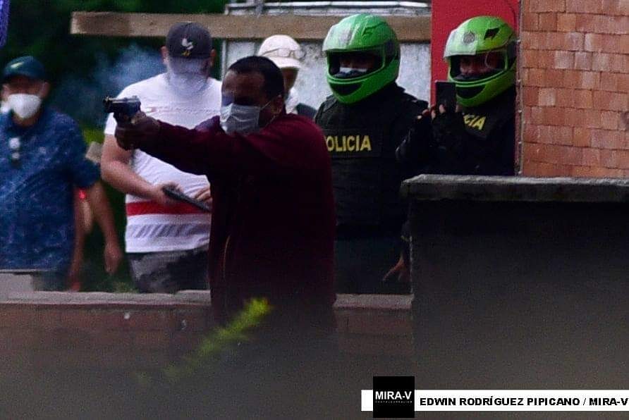 sermeca's tweet photo. ¿Qué puede decir el general @DirectorPolicia sobre esta imagen captada en Cali? ¿Por qué la @PoliciaColombia protege particulares armados?

📷 cortesía: @FotoMiraV https://t.co/Q7UmpWZ9cl
