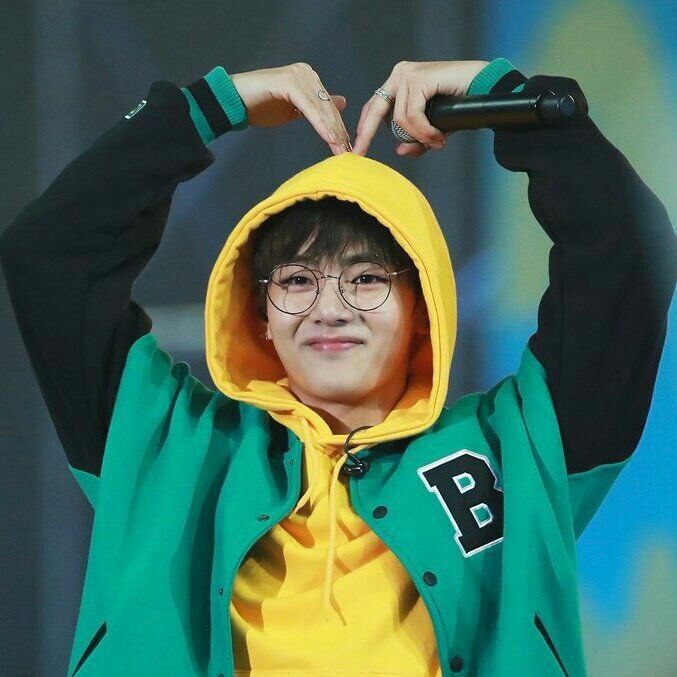 leosakura5804's tweet image. I still remember the moment when Taehyung first tell ARMYs about the meaning of Purple and how he treasure every single moment with fans. So we need to protect “보라해” no matter what! #ProtectBorahae