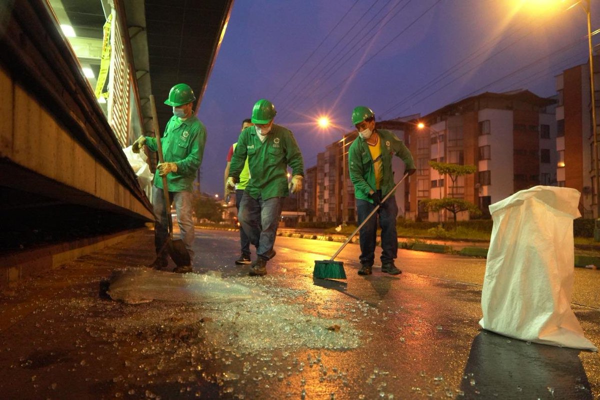 CaracolBga's tweet photo. Operarios de la Empresa Pública Triple A del Municipio de #Floridablanca desde la madrugada de este 29 de mayo iniciaron la jornada de limpieza en la autopista tras marchas. https://t.co/RPlVWkbi9i
