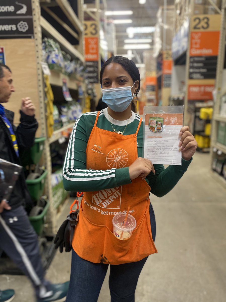 New associate Jamilex received her very first Homer Award for outstanding job taking care of customers and assisting with the freight. Thank you jamilex🤗@nola_HD0904 @pdc4846 @LourdesPerry @Tino_Longobardi @simonebushell8 @JesseSalem6