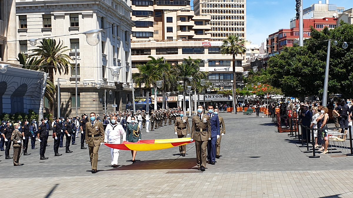 MCANA_ET's tweet photo. Acto del Día de las Fuerzas Armadas en #Canarias en la Plaza del Cabildo de #Tenerife presidido por el General Jefe del @MCANA_ET y Representante Institucional de las #FAS en las islas, participando una Unidad de Honores de los 3 Ejércitos, Guardia Civil y UME.
¡Feliz #DIFAS21!🇪🇦 https://t.co/Hl9QeiFBB2
