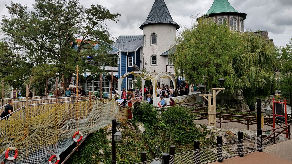 Mit der Eröffnung der Attraktion "Snorri Touren" wurde die Platzsituation in diesem Bereich immer schwieriger. Die Schlange des neuen Darkrides blockierte den Weg, sodass kurzerhand eine neue Treppen-Konstruktion erbaut wurde, die die Besucher seitdem über den See führt. 🚶