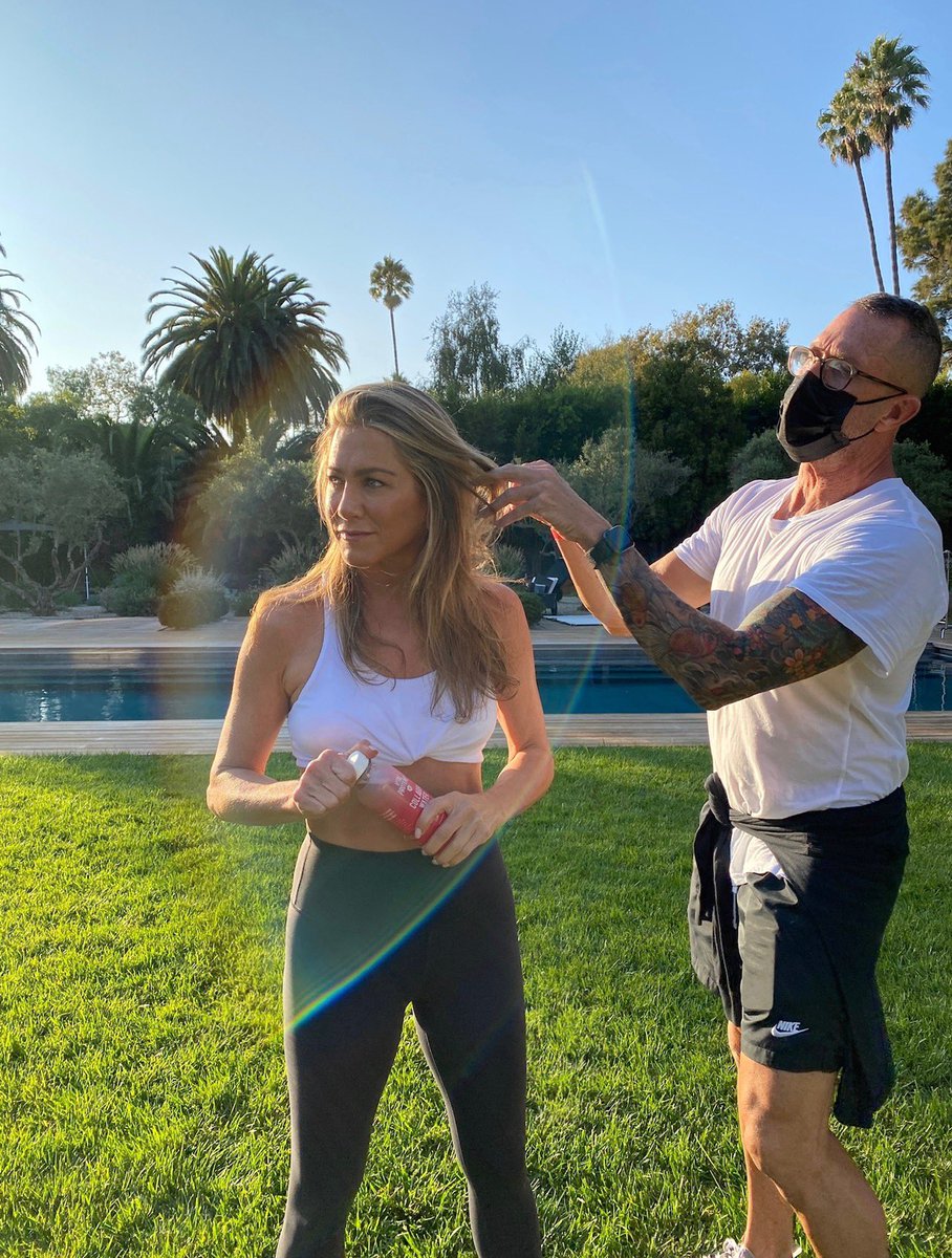 vitalproteins's tweet photo. Tag your crew &amp; grab your #collagenwater,  it’s time for the weekend. 😎 https://t.co/IXbGgqyhMj