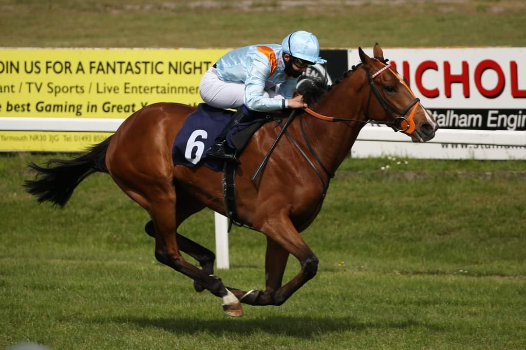 CobboldKeith's tweet photo. Yagan (Australia x Navajo Moon) and @Ryantatejockey winning at Yarmouth yesterday. Thanks to @HeathHouseNkt and @MprUpdates , very happy!
#teamsmp. #mpr https://t.co/LSKINhWAyY