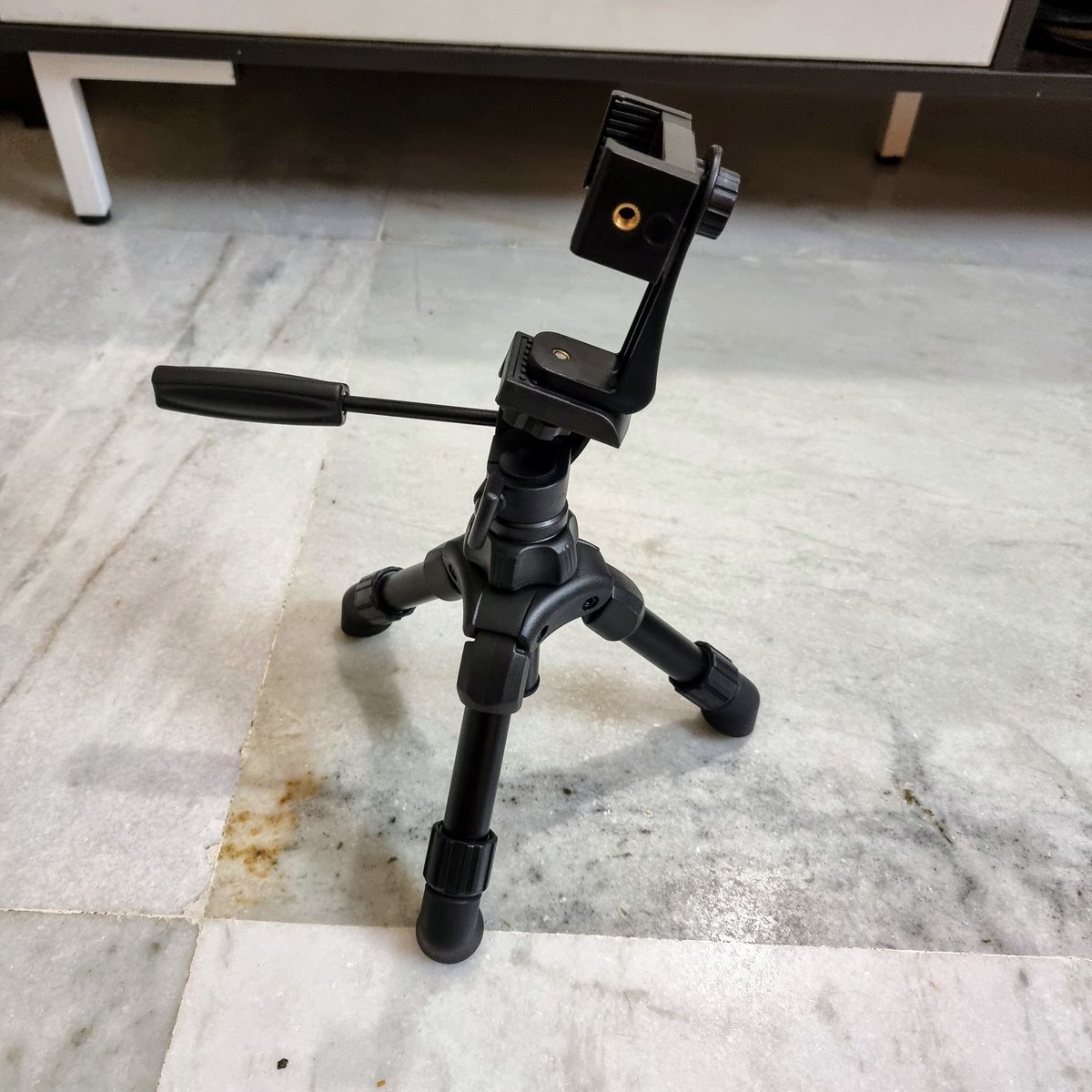 Photovity's tweet photo. Got this Vanguard VS-82 table top tripod via https://t.co/Sx9iuqDXg9 (US) through a friend a few months back. 📸 Got the mobile holder from a local shop. This tripod is sturdy enough for all the mobile phones, and most of the mirrorless cameras with moderate lenses. 👍 https://t.co/bi3k84HNnk