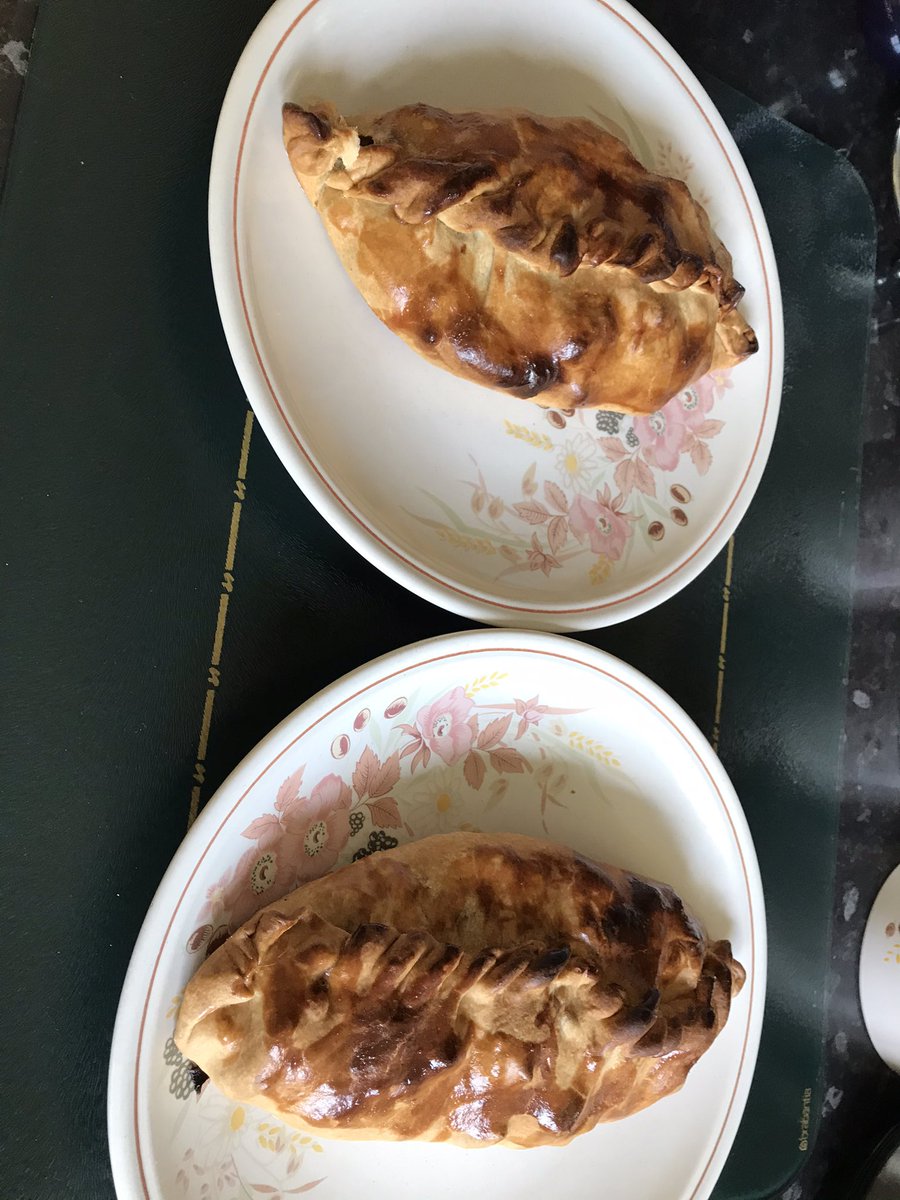 SheilaVanloo's tweet photo. @WeAreKneehigh @Kernow_King @CroweJenny @Annamariamurf @MikeKneehigh @carl_grose @Cornishnana #randomacts #finalday #community #finaldelivery #homemade #pasties #bleddyansum https://t.co/VmPx2hY07g