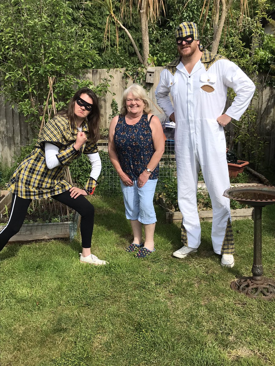 SheilaVanloo's tweet photo. @WeAreKneehigh @Kernow_King @CroweJenny @Annamariamurf @MikeKneehigh @carl_grose @Cornishnana #randomacts #finalday #community #finaldelivery #homemade #pasties #bleddyansum https://t.co/VmPx2hY07g