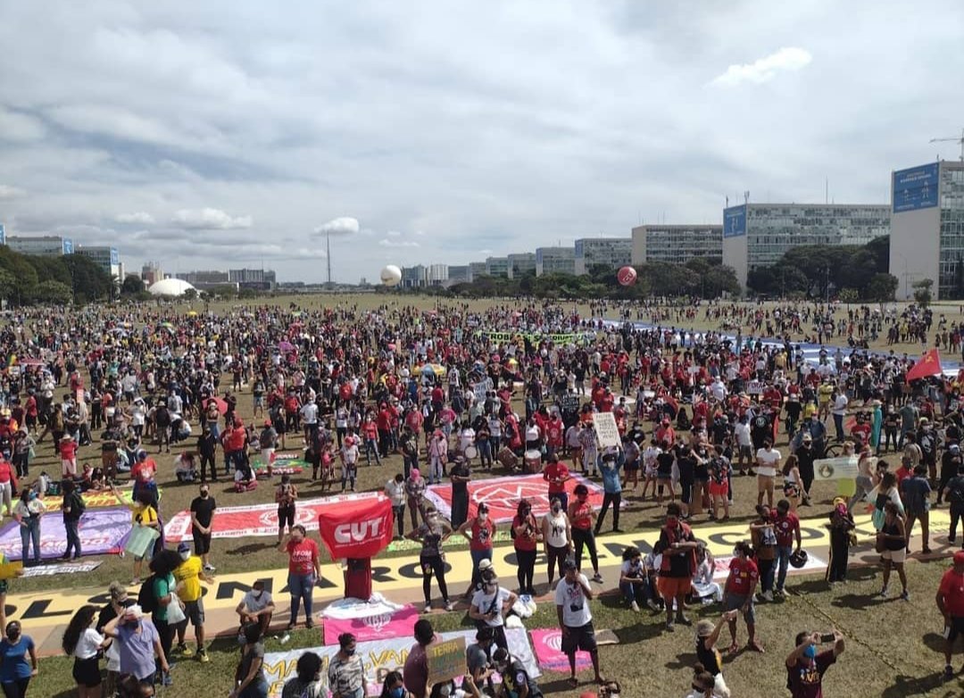 A galera do Distrito Federal também tá presente na manifestação do #29MForaBolsonaro! 🔥🇧🇷🏴🚩

#ForaBolsonaro
#ForaBolsonaroGenocida
#29Mayo