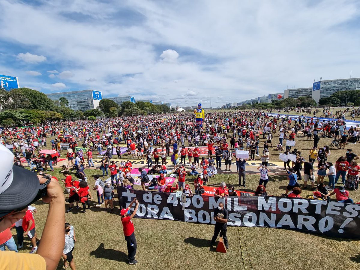 joaolucas's tweet photo. SE O POVO PROTESTA EM MEIO A UMA PANDEMIA É POR QUE O GOVERNO É MAIS PERIGOSO QUE O VÍRUS!!!! QUEREMOS VACINAAAA #ForaBolsonaro #29MForaBolsonaro https://t.co/k3MGRLjJhI