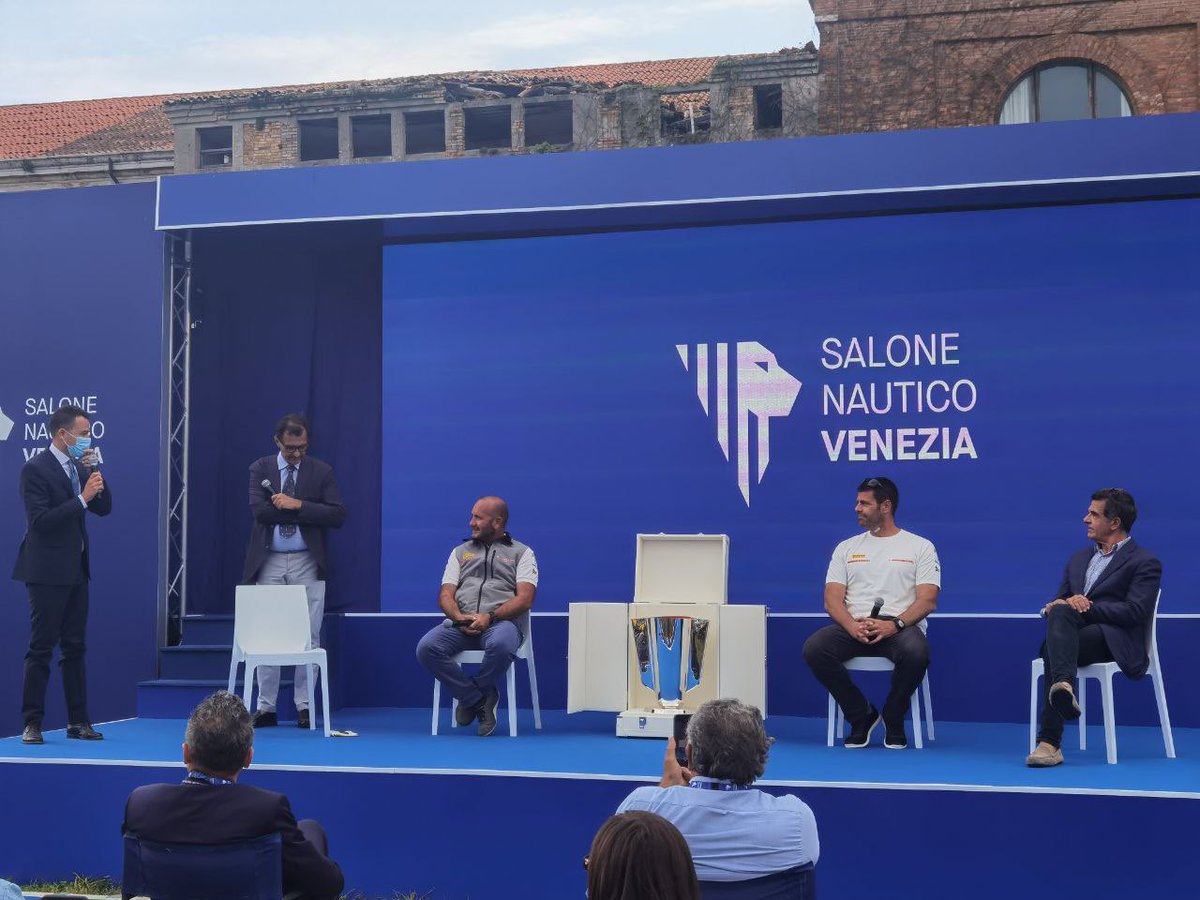 SaloneVenezia's tweet photo. Ecco esposta per la prima volta in Italia e in pubblico fuori dalla Nuova Zelanda la #PRADACup 🏆
Seguite la diretta 👉🏻 https://t.co/IhuP6VWpud
#SaloneNauticoVenezia https://t.co/8gaLdlOiEJ
