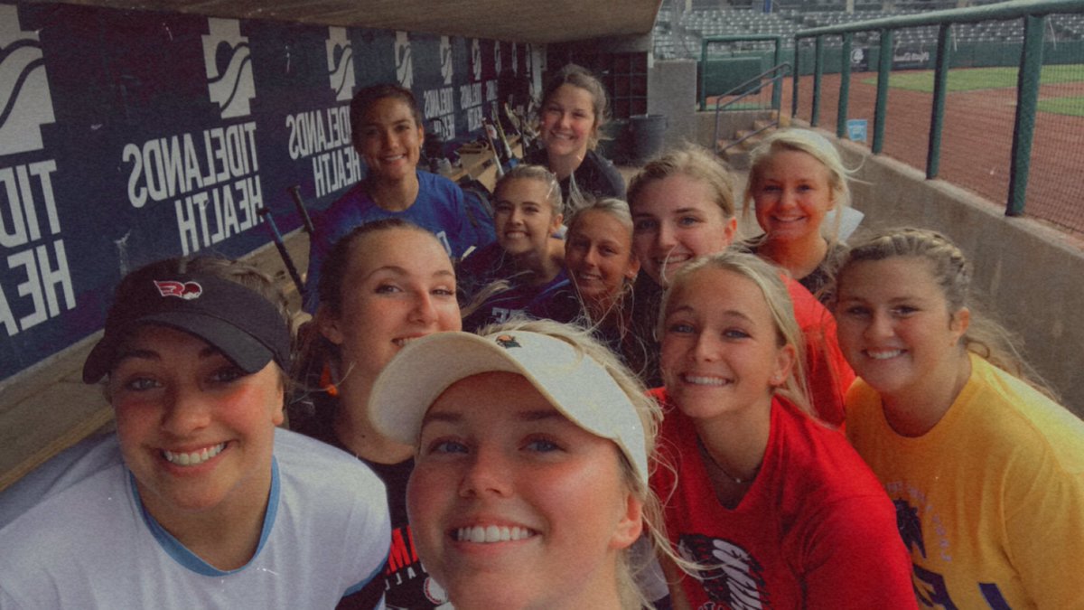 kennedyellis12's tweet photo. Got to play with old friends and some new ones. <3 #lastswing https://t.co/cB3XQqBcSA