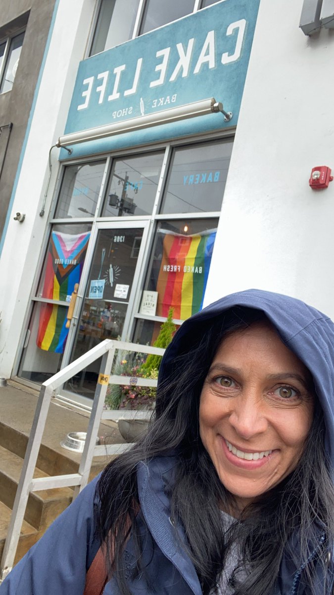 PrisOliveras's tweet photo. You know the desserts are delish when this Florida chica braves 48 degrees &amp; rain to buy herself some @CakeLifePhilly desserts! 😋😋😋

#yum #sabroso https://t.co/MeYHSDjUaj