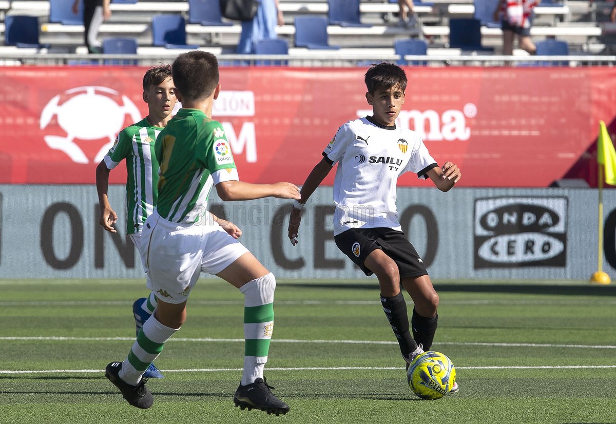 Academia_VCF's tweet photo. No pudo ser. Nuestro equipo cae en cuartos de final de #LaLigaPromises ante el @RBetisCantera después de hacer un gran torneo. ¡Mucho ánimo, chicos! 💪🦇

#JuntsAnemAMUNT
#PeopleVCF https://t.co/MN06rFWD2i