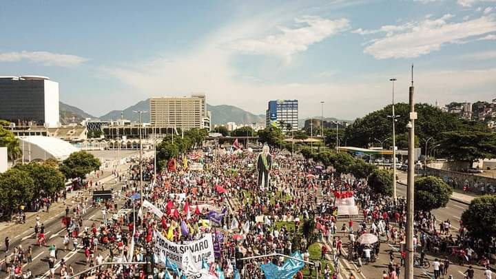 IvanValente's tweet photo. Estamos recebendo imagens do Brasil inteiro indo às ruas. No Rio de Janeiro, estado de bolsonaro, o ato está enorme. Em São Paulo, daqui a pouco também seremos milhares

#29MForaBolsonaro 
#29MPovoNasRuas https://t.co/kWY3yljzwm
