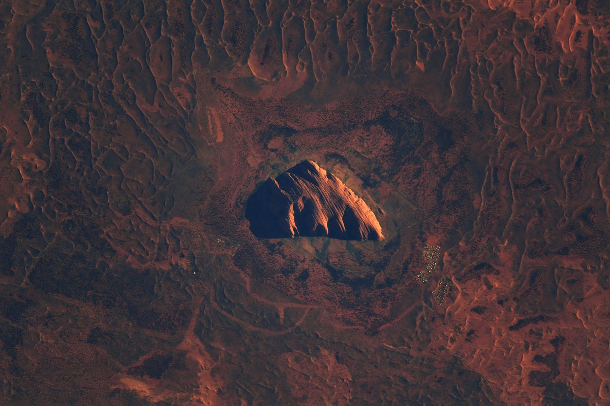 Le site sacré d'Uluru – au cœur de l’Australie et de la culture multimillénaire des peuples aborigènes 😳🤯 Il change de couleur selon la course du soleil 🔥 #MissionAlpha flic.kr/p/2m2m1fR