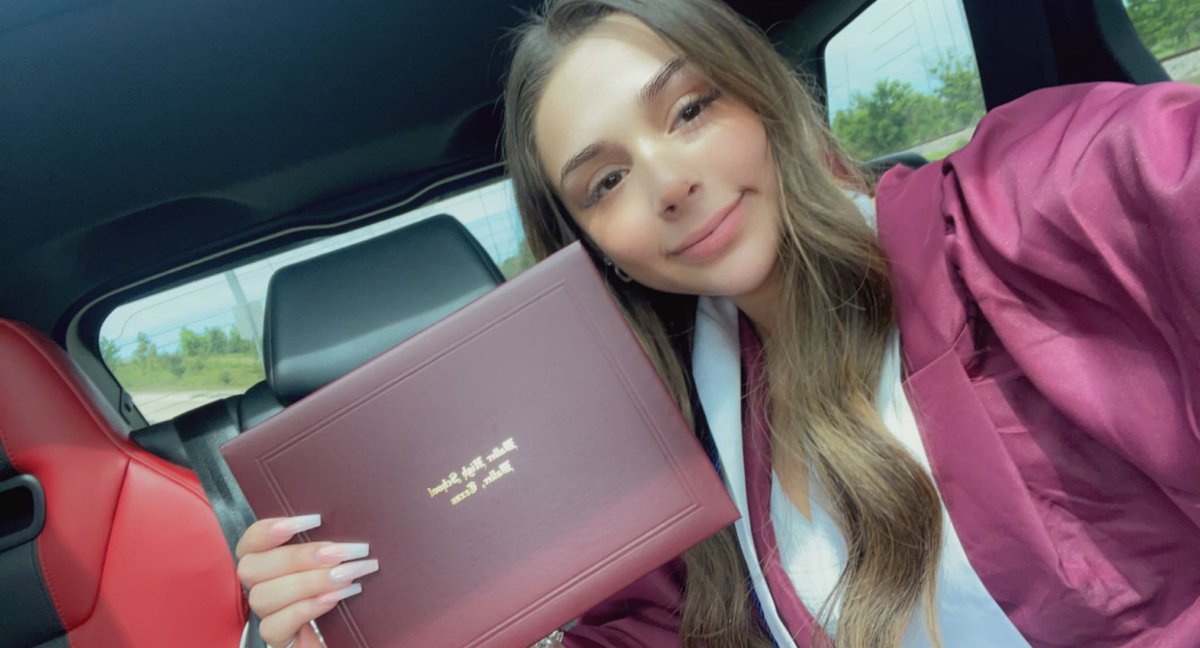 destrmz's tweet photo. about damn time 😩🤝 #Graduation2021 #graduatedaf https://t.co/Q9IShssz04