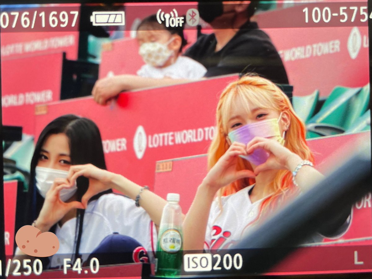 pixysource's tweet photo. LOTTE GIANTS GAME; LOLA SUA https://t.co/gTmHZPKPxz