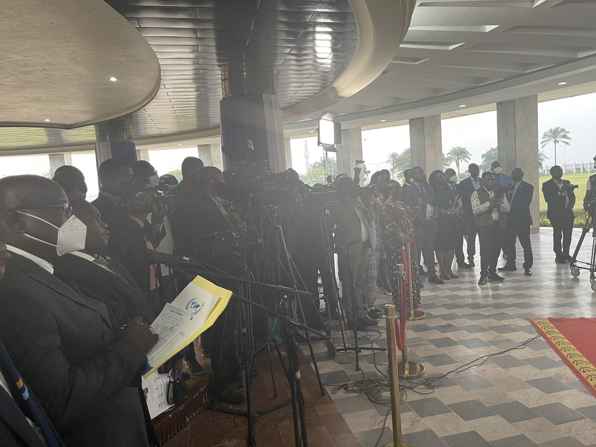 PatrickMuyaya's tweet photo. #RDC : La situation est grave mais sous contrôle. Le Président de la République Félix Tshisekedi s’exprime au terme d’une longue réunion d’évaluation sur la situation humanitaire à #Goma #NyiragongoEruption https://t.co/Fhq0rpUD5q