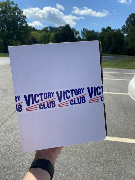 Giveaway!!!

The <a href="/USGA/">USGA</a> Victory club is going to give away 6 of these cool U.S. Open prize boxes. To be entered all you have to do is RT and sign up for the Victory Club at the link below. Victory club perks include access to tix early, merch, etc. 

bit.ly/3fVIKJ7