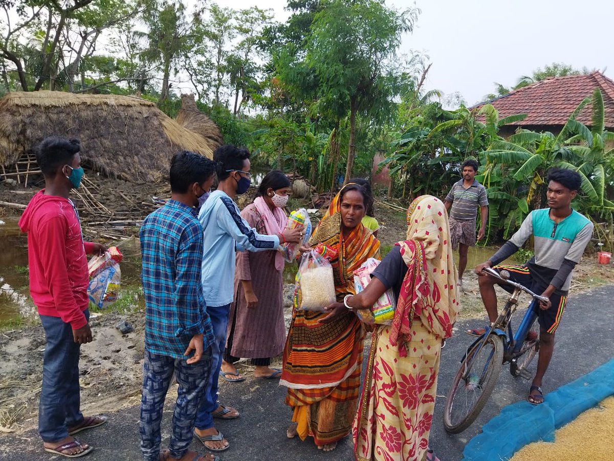 RaiseurhandIN's tweet photo. #Yash Along with us some local social workers came Infront in this situation. We visited #Khejuri for the food distribution to the needy people

We are requesting everyone kindly help to the needy people in this natural disaster.

#cyclone 
#help 
#staysafe https://t.co/LtqRZAvtlB