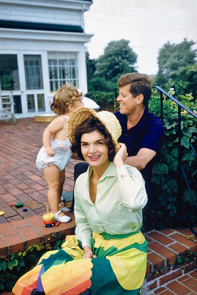 BeschlossDC's tweet photo. JFK (born today 1917) and family, Hyannis Port, 1959: #JacquesLowe https://t.co/uWxtSbQyWq