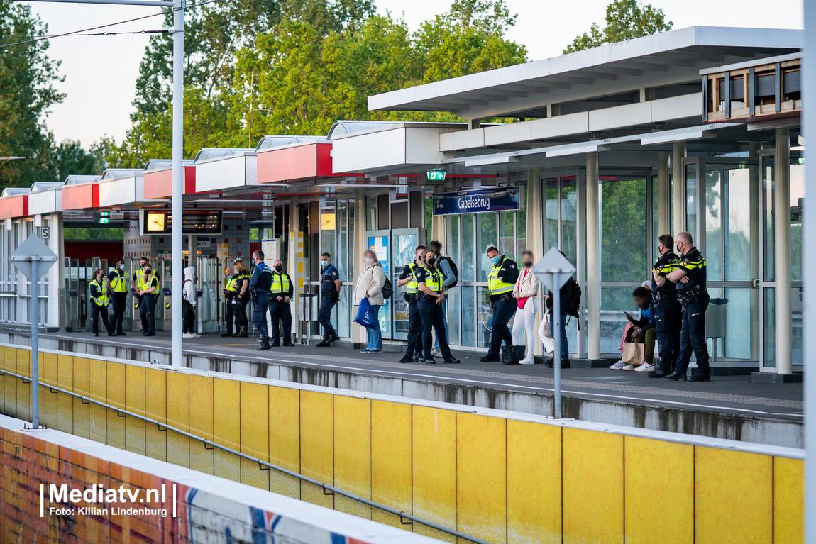 Gisteren hebben wij met de handhavers van de gemeente #Capelle, de #Politie en de #BOA’s van #RET ondersteund met een grootschalige actie op het metro station Capelsebrug. Dit leverde vooral 518 bekeuringen op en 10 aanhoudingen. #Samenwerking💪🏼#Veiligheid #Partners