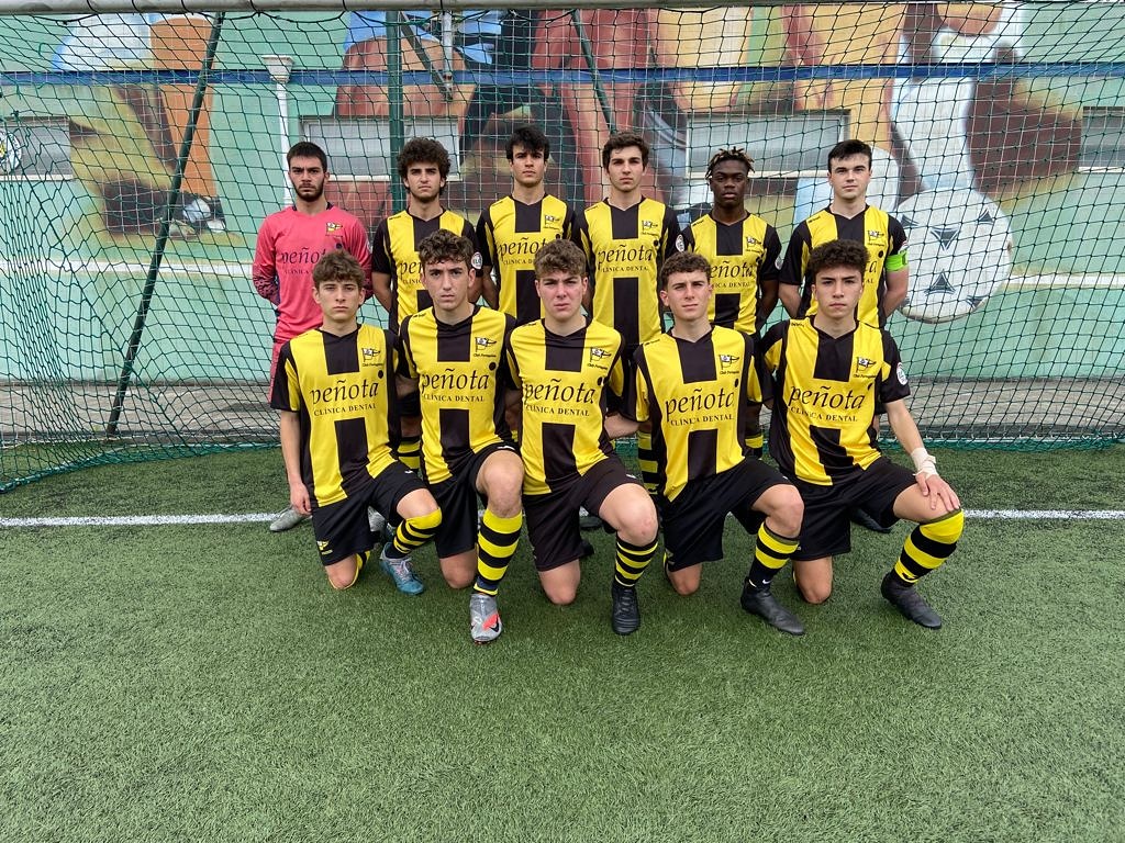 clubportugalete's tweet photo. Imágen de nuestro #JuvenilB que se ha enfrentado esta mañana al @LoiolaOficial
#aupaportu 🖤🐝💛 #portubase #futbolbase
@BarDeSonrisas #PeñotaClinicaDental @DelicatessenAngulo
#Trueba @euskadilowcost
#Torrealday #Axa @realenglishportu #Kurrusku @OpticaElias #portukirolak https://t.co/pTxxIuh6yL